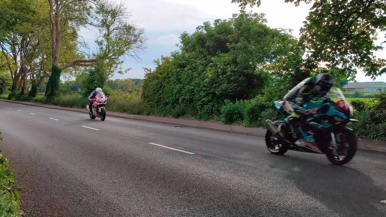 Isle of Man TT 2022 - Sulby Straight rev limiter fly-by 200 mph