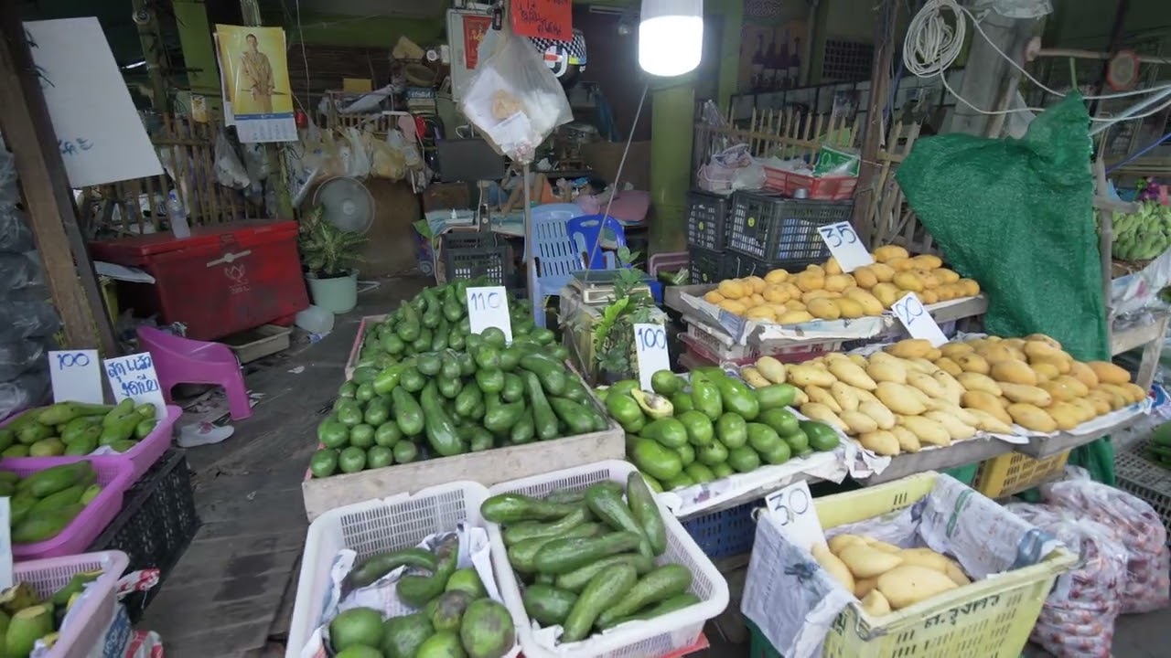 🌆 Mueang Mai Market Evening Walk | Local Life & Fresh Produce in Chiang Mai 🇹🇭🍊
