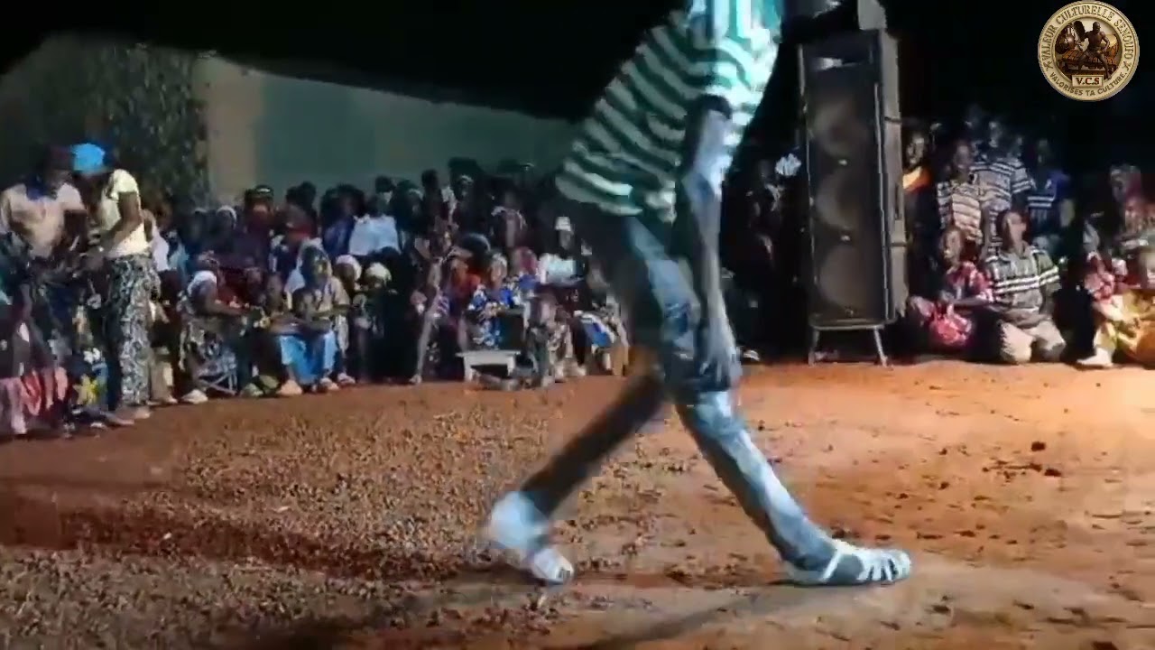 Balani Seydou 🇲🇱, scène surréaliste avec un danseur..