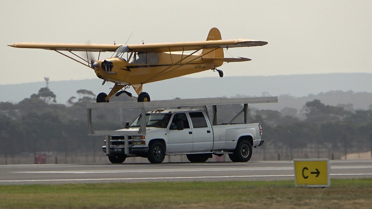 Самолет J3 Cub садится на шасси Chevrolet на авиашоу Avalon Airhow 2025.