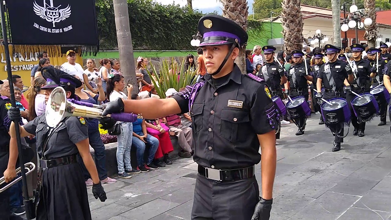 Banda de guerra Cuervos en Desfile Día de la Independencia 2019 en Orizaba, Veracruz