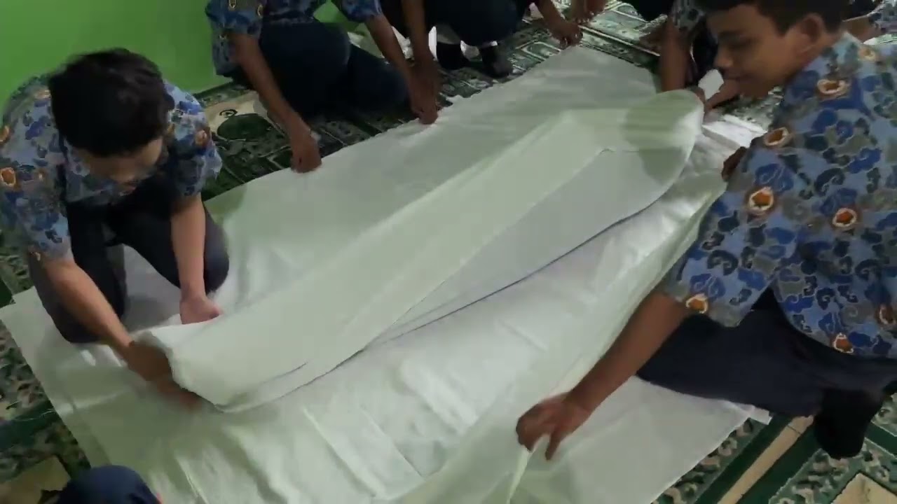 Praktek mengjaoani jenazah laki - laki