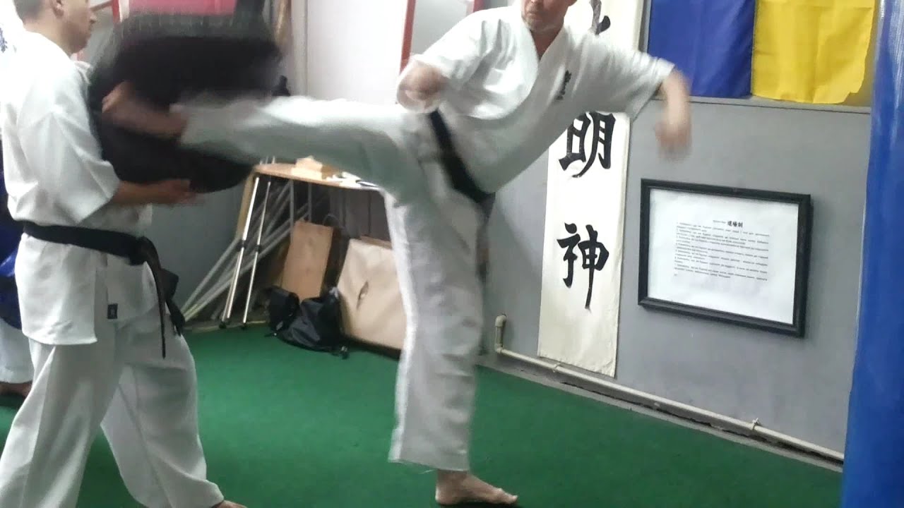 Kyokushinkai Karate - KUMITE-RENRAKU #84 - deceptive movement & Chudan Ushiro Mawashi Geri Kakato.
