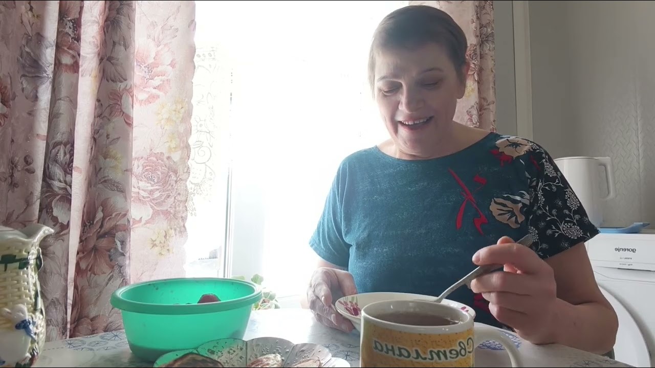 Пересаживаю фиалки , прогулки , грибы с картошкой на обед .