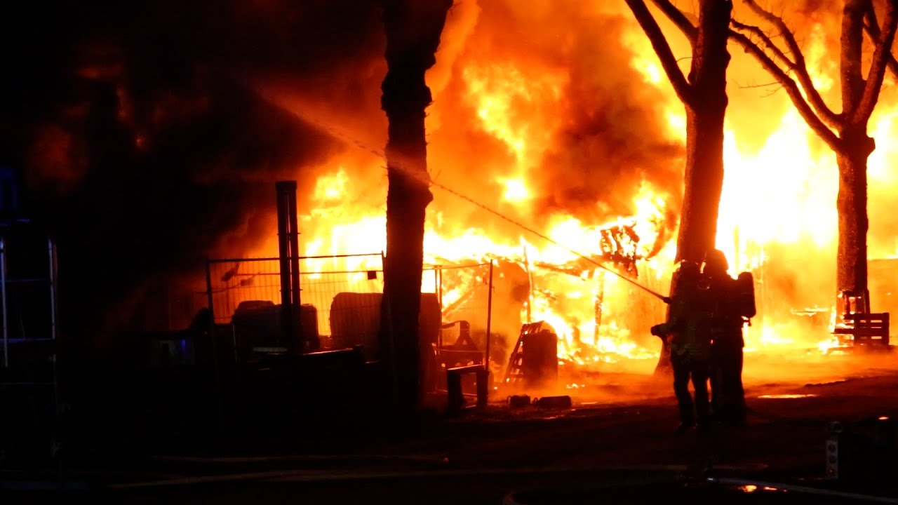 Großbrand in Krefeld! 120 Einsatzkräfte löschen Vollbrand auf Reiterhof an der Rennbahn | 01.03.2025
