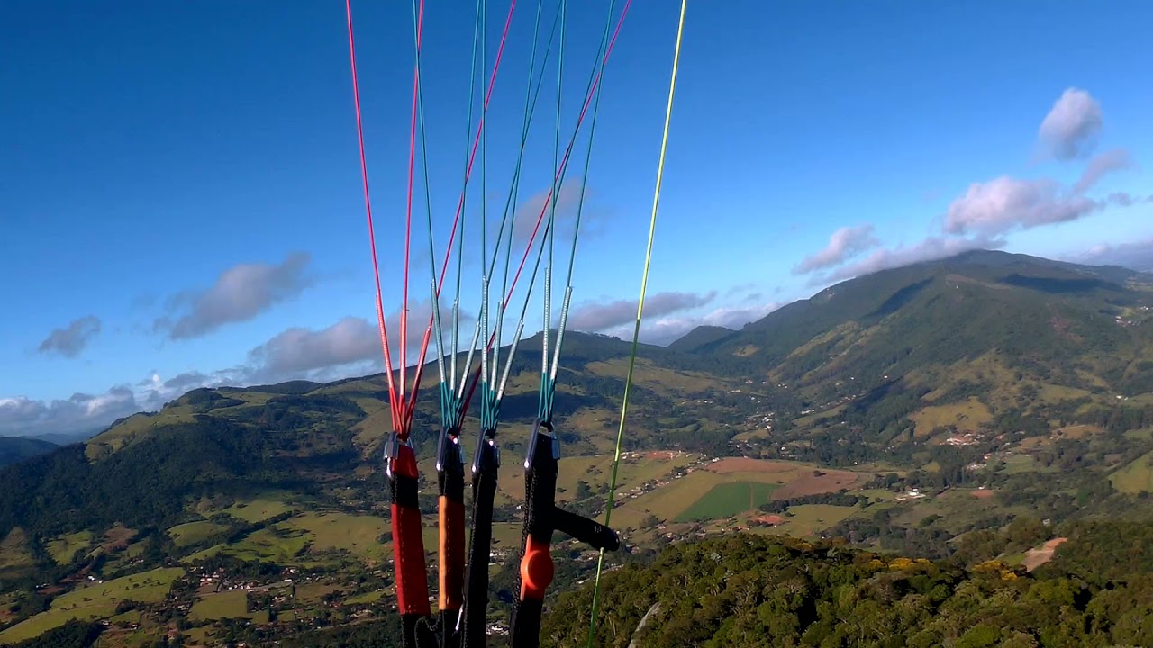 voo de parapente em Extrema