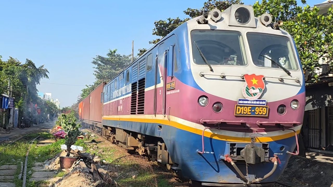 D19E-959 kéo tàu hàng AH2 vào ga Đà Nẵng