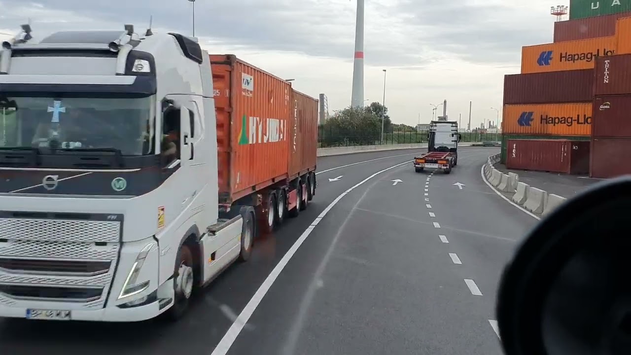 ausfahrtaus Container terminal in antwerpen
