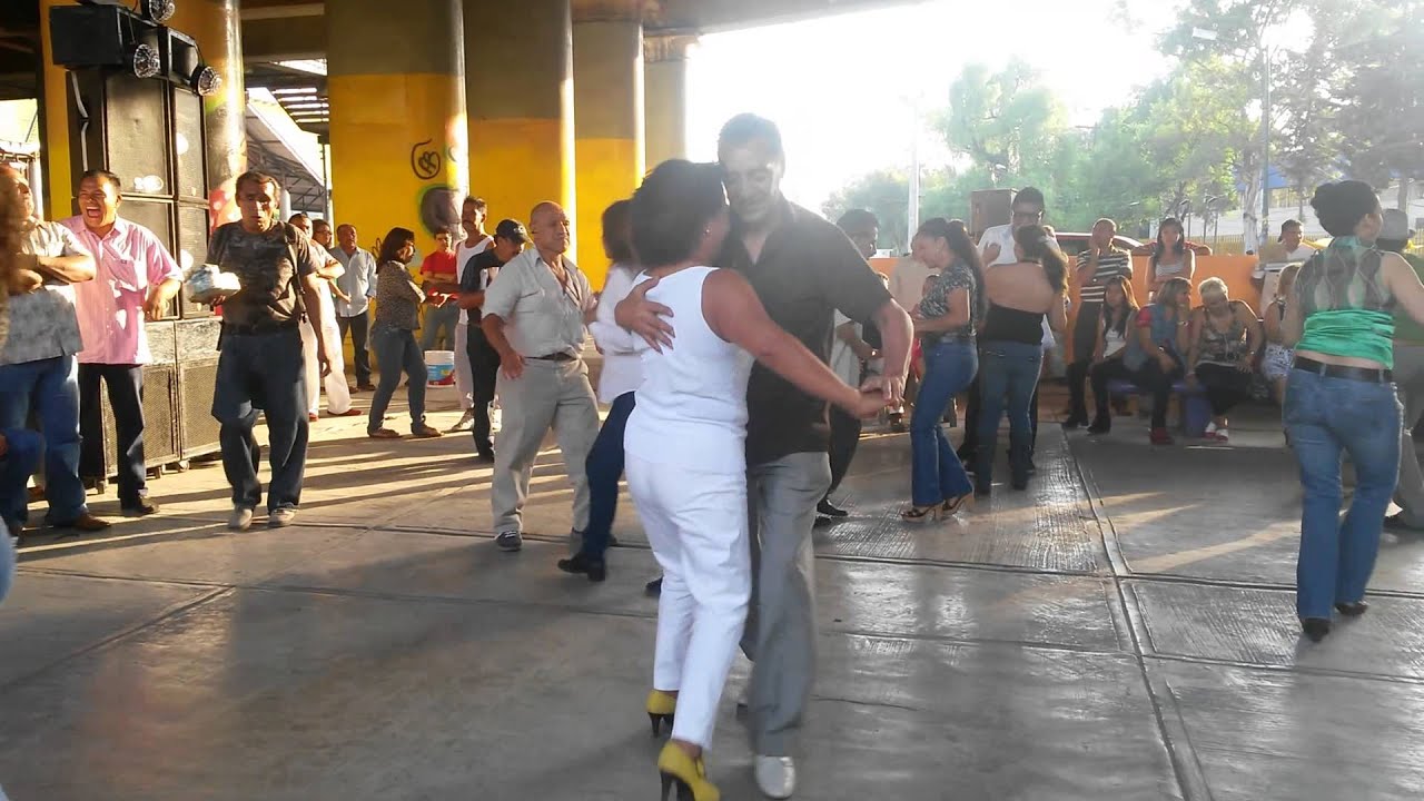 VERDADEROS BAILADORES DEL BARRIO