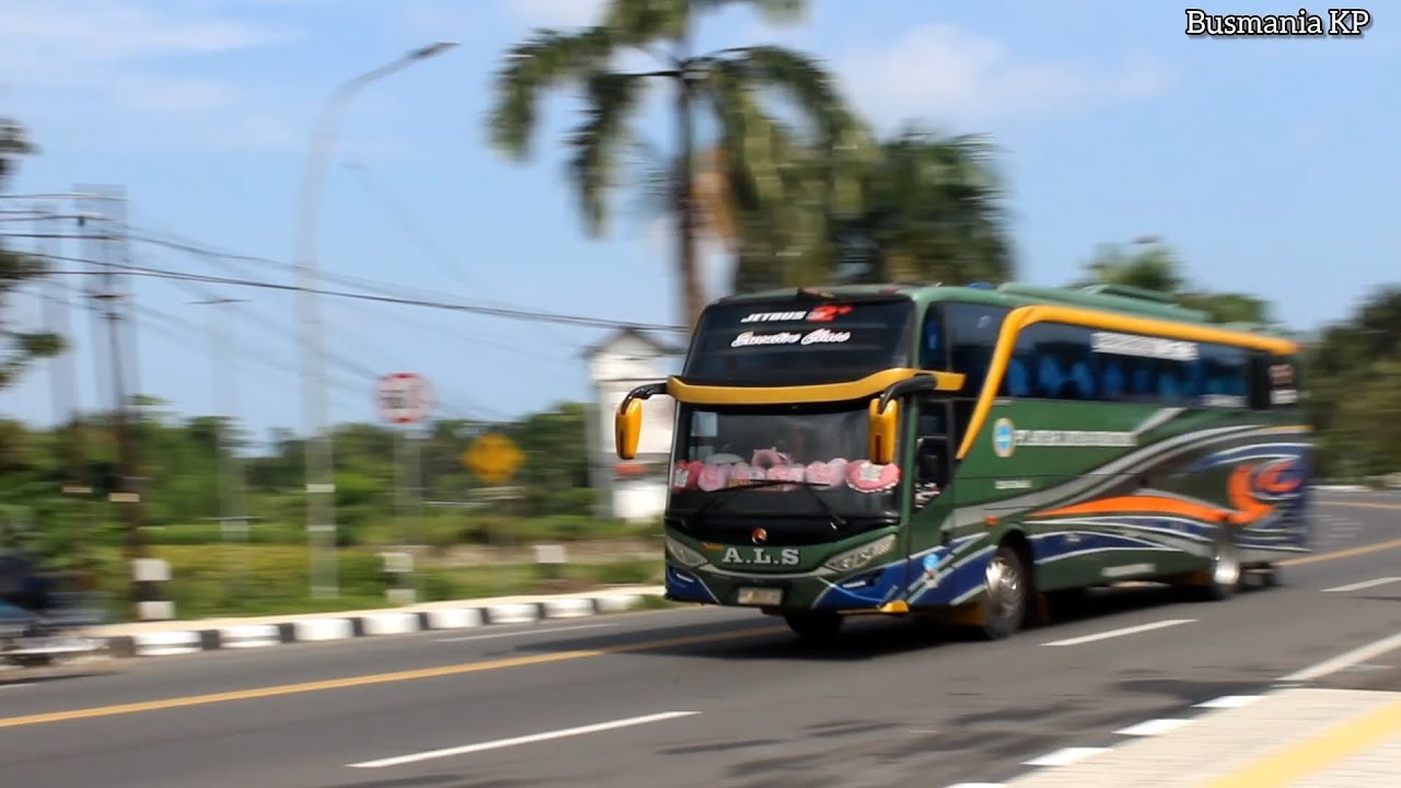 Bus ALS Antar Lintas Sumatera Melintas Menuju Sumatera