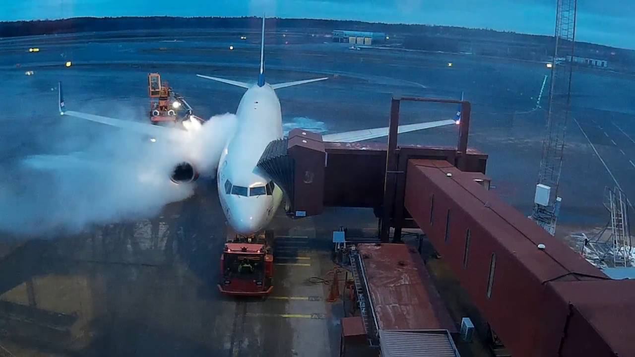 SAS 737-800 deicing and pushback at Arlanda airport
