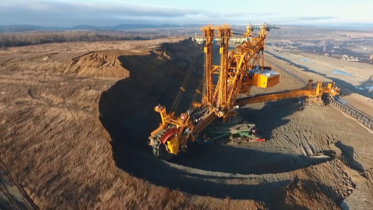 Gigantické rypadlo těžké jako 131 Boeingů 737 - Giant excavator heavy as 131 Boeing 737