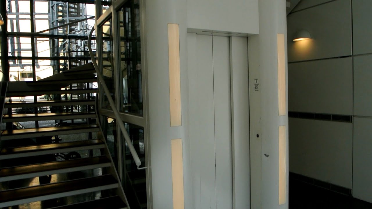 Scenic 1989 KONE roped hydraulic elevator @ Grønnegade 3, Copenhagen, Denmark