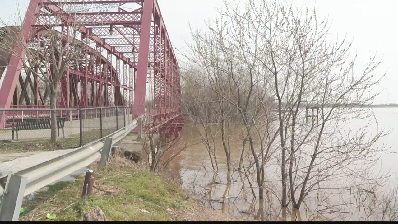 Car still in Ohio River after water rescue