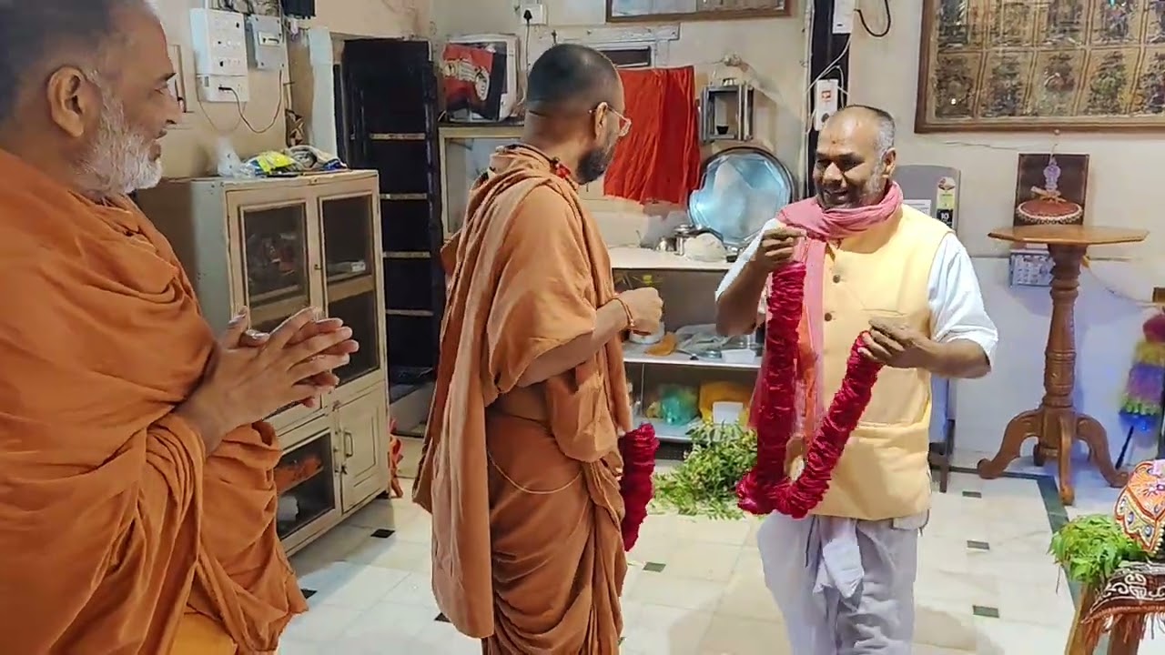 વડતાલ મંદિરમાં સંતોએ કર્યું ગુડી પૂજન: સંત સ્વામી: દેવ સ્વામી તથા સંતો જણાય છે: તા.૧૯/૩/૨૦૨૬: