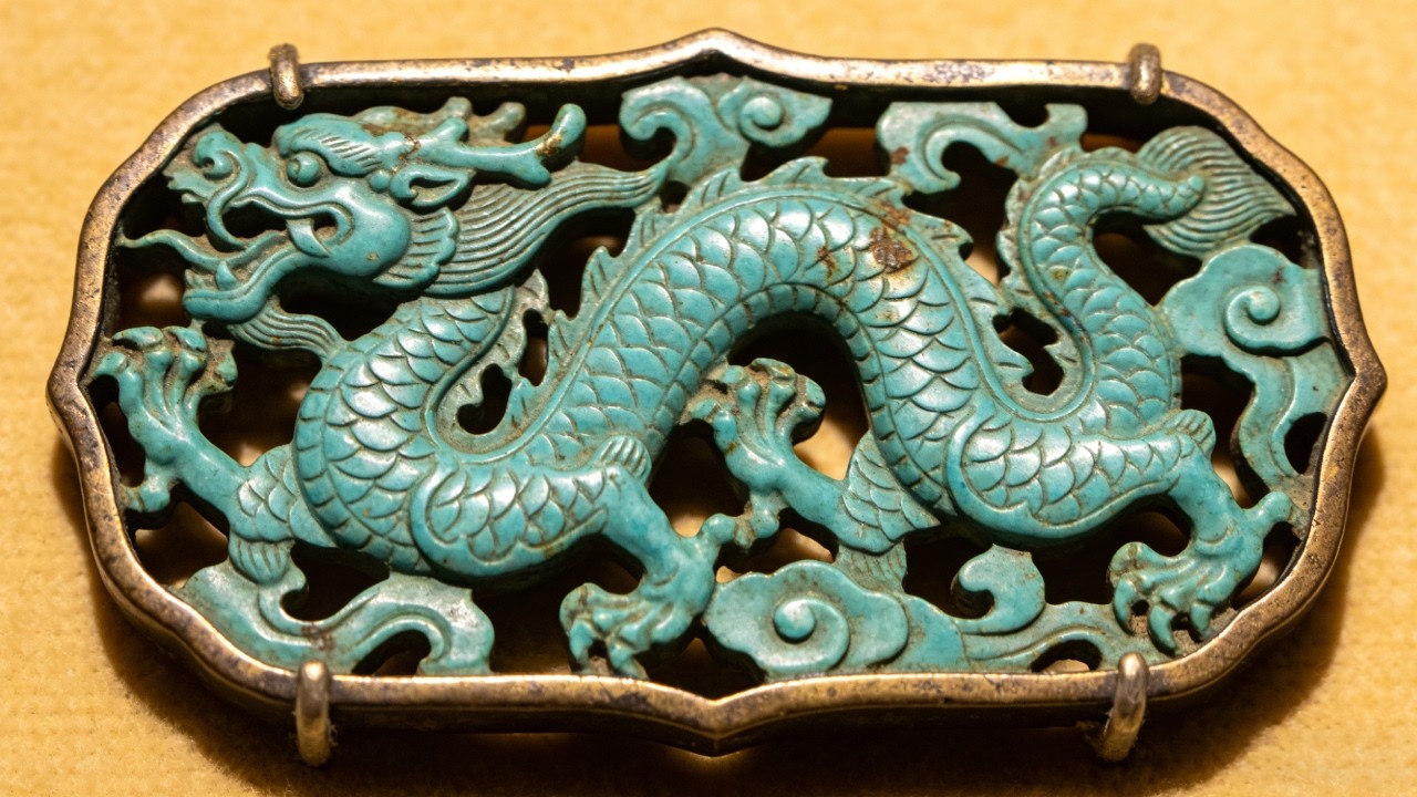 这件龙形佩太漂亮了，老王也是走不动道了，一番周璇，终于拿下宝物！#古玩收藏 #古董古玩 #古玉老玉 #文玩爱好者