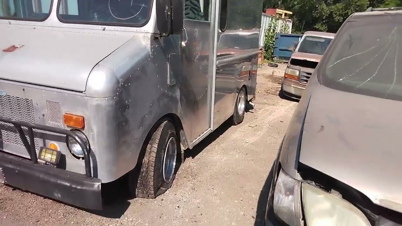 Wypolerowany van Chevy P10 z 1978 roku uratowany ze złomowiska