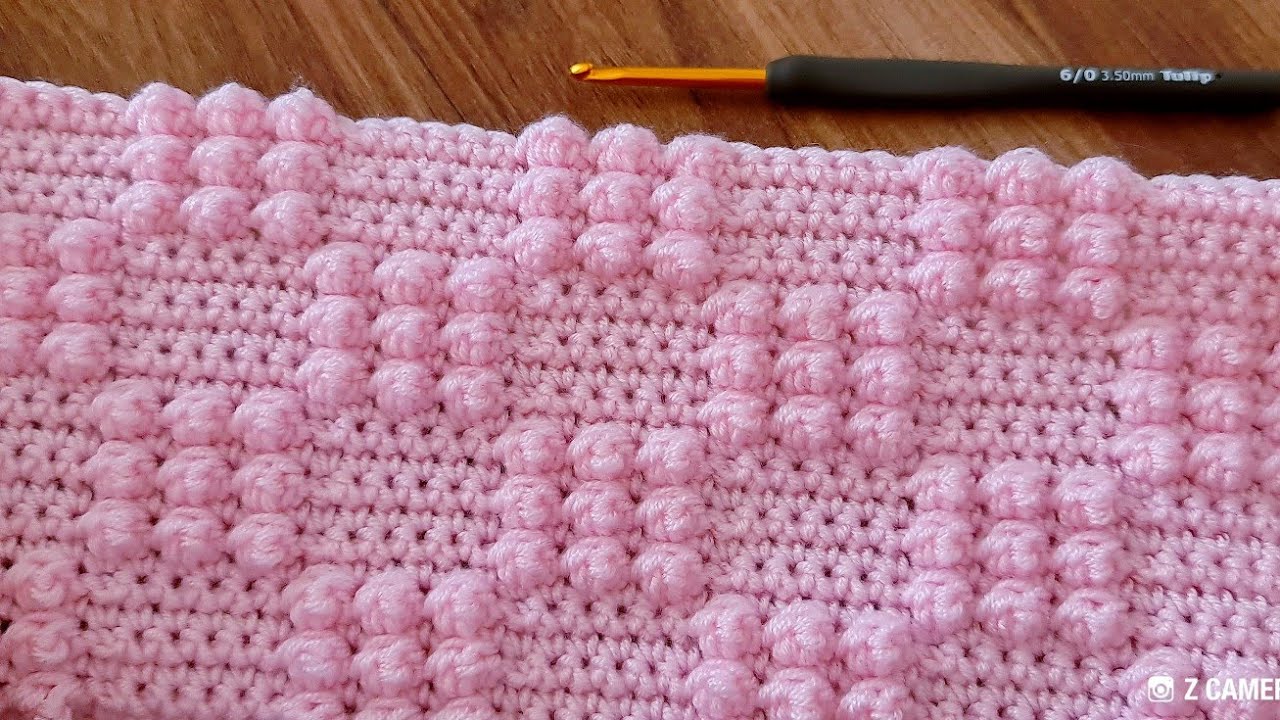 Легкое и красивое детское одеяло крючком, связанное спицами.