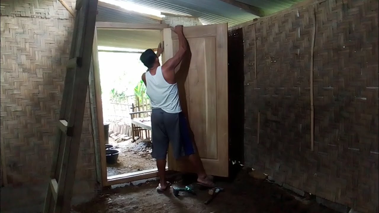 P tukang Melanjutkan pasang pintu 