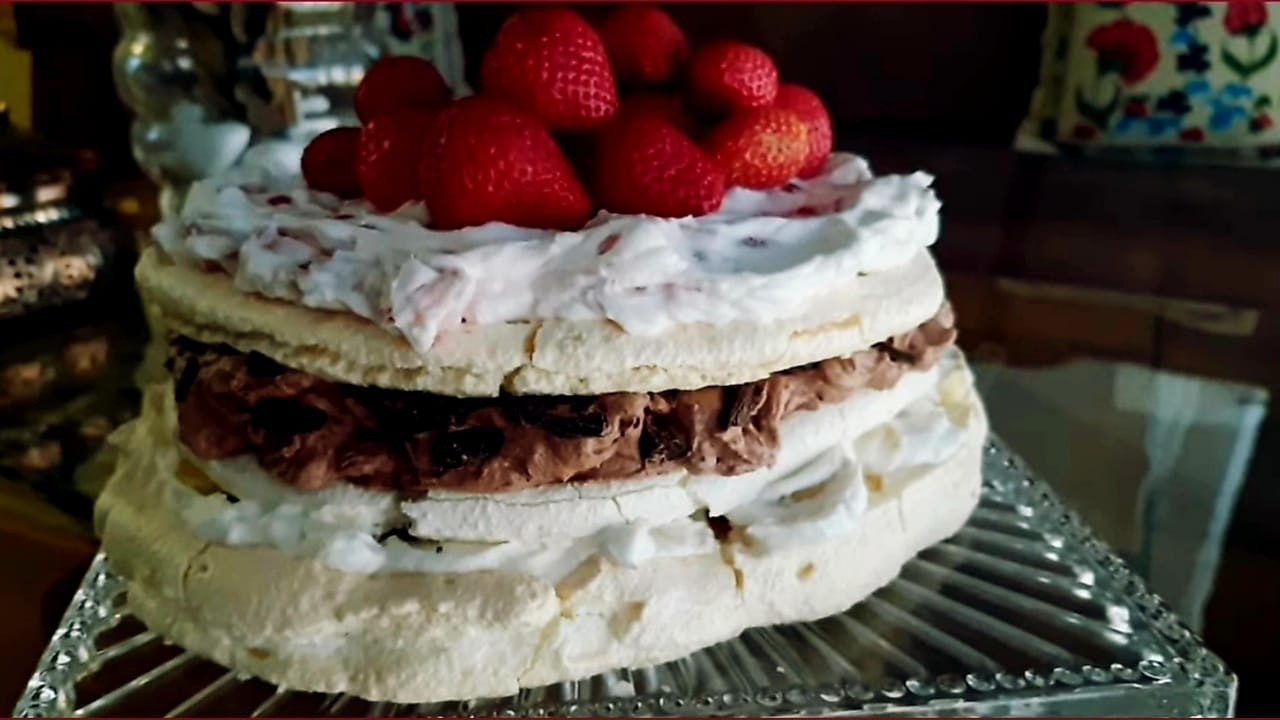 🍓🍫 Kıtır Mereng Arasında Meyve ve Çikolata Şöleni! | Çilekli Muzlu Çikolatalı Beze Pastası Tarifi