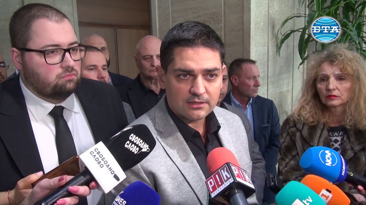 Срамно е Народното събрание да пази имунитети, коментира Радостин Василев