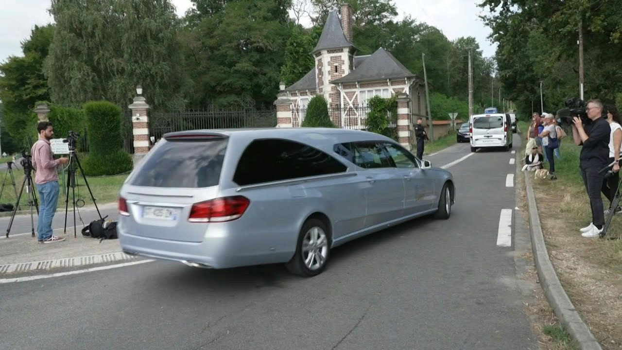 Delon funeral: hearse arrives at French star's estate | AFP