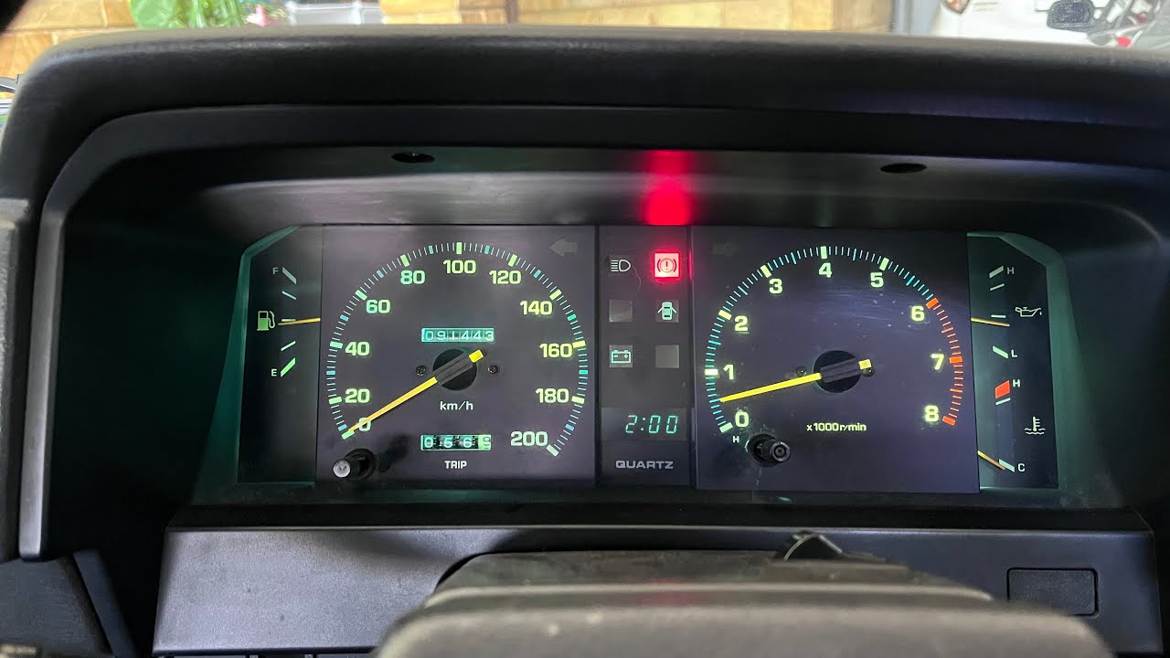 ( TERJUAL) Toyota Corona GL 1984 ANTIK 100 % Original Istimewa Luar Dalam. km 91rb Asli Hub