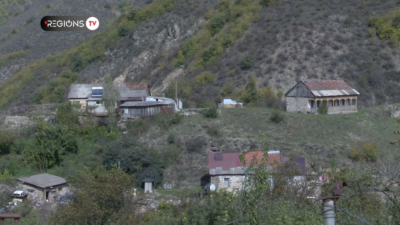 Ձորավանք. ջահելները գնում են, ահելները, աչքերը ջուր կտրած, սպասում նրանց ճանապարհին
