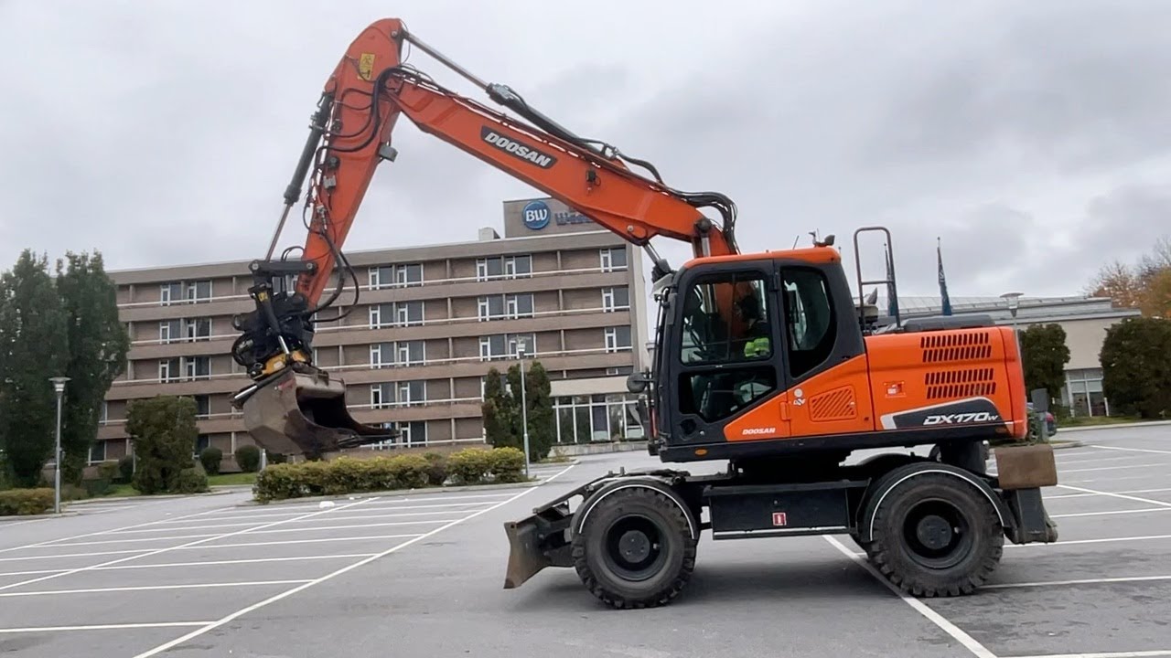 Köp Hjulgrävare / Grävmaskin Doosan DX170W med redskap på Klaravik