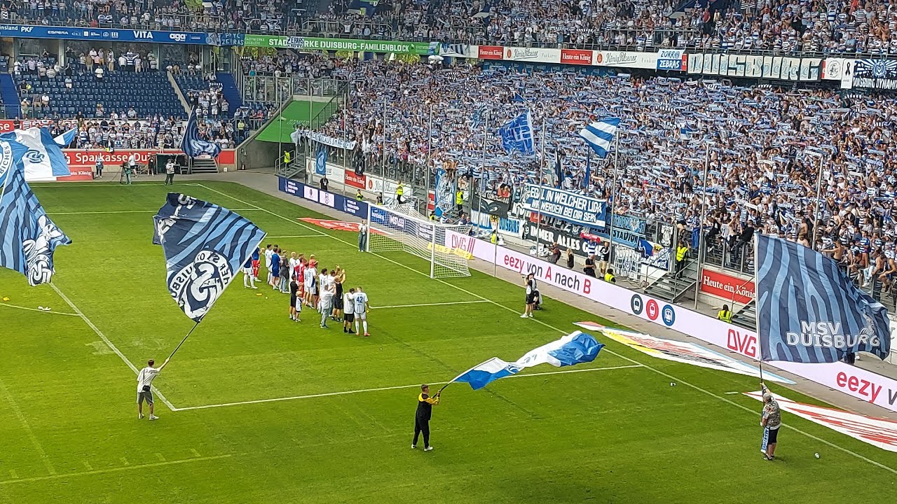 MSV Fans feiern ihr Team nach dem 5:0 Sieg. + Tor zum 5:0