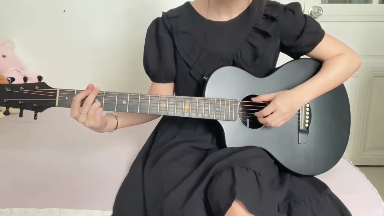 Cô học viên guitar Online xinh đẹp, trả bài tốt nghiệp nhịp 3/4. Bài Đi Học