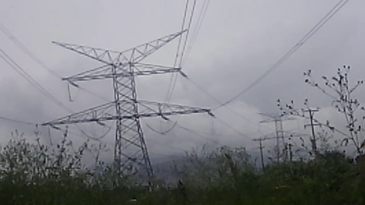 torre de luz cables electrificados por la lluvia