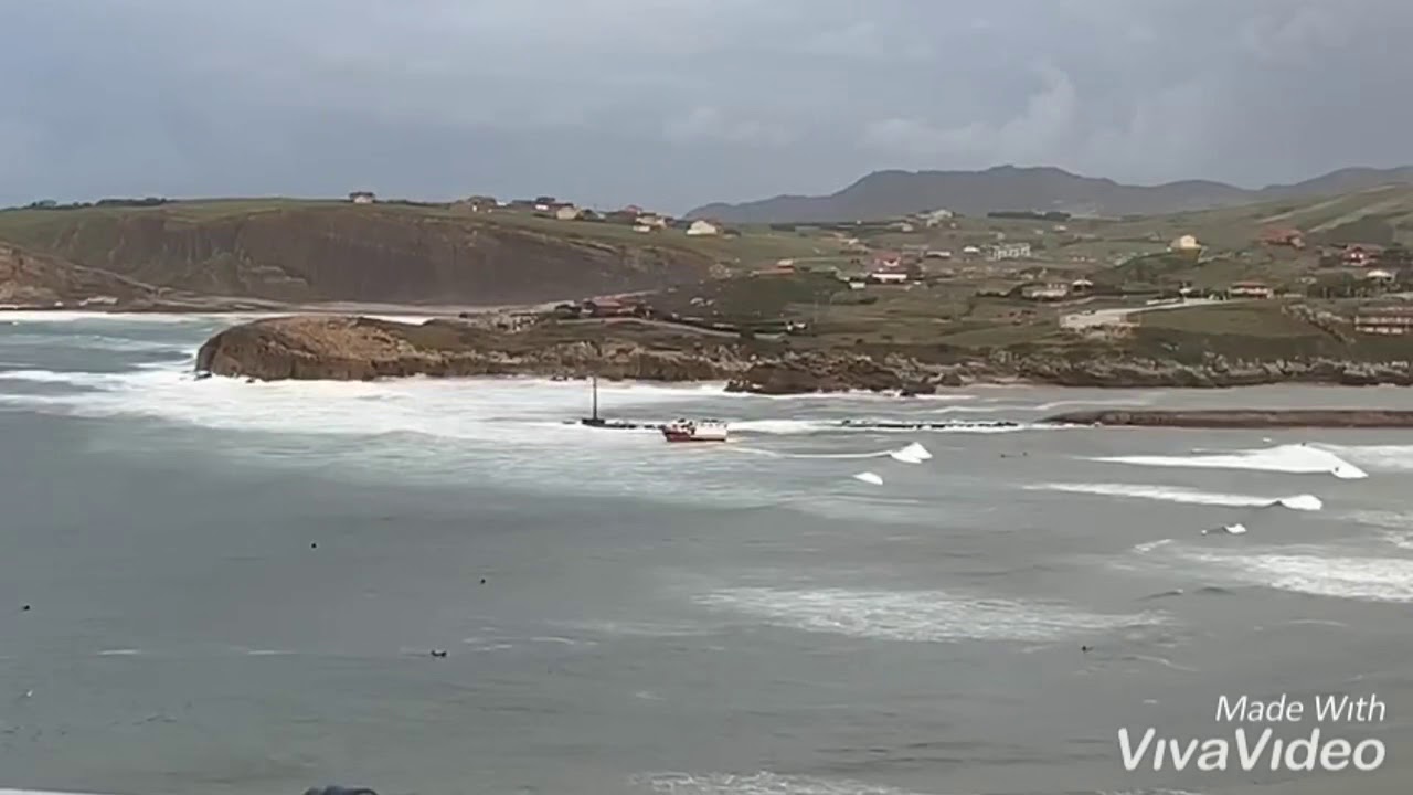 Barco saliendo por la barra de Suances, Cantabria.