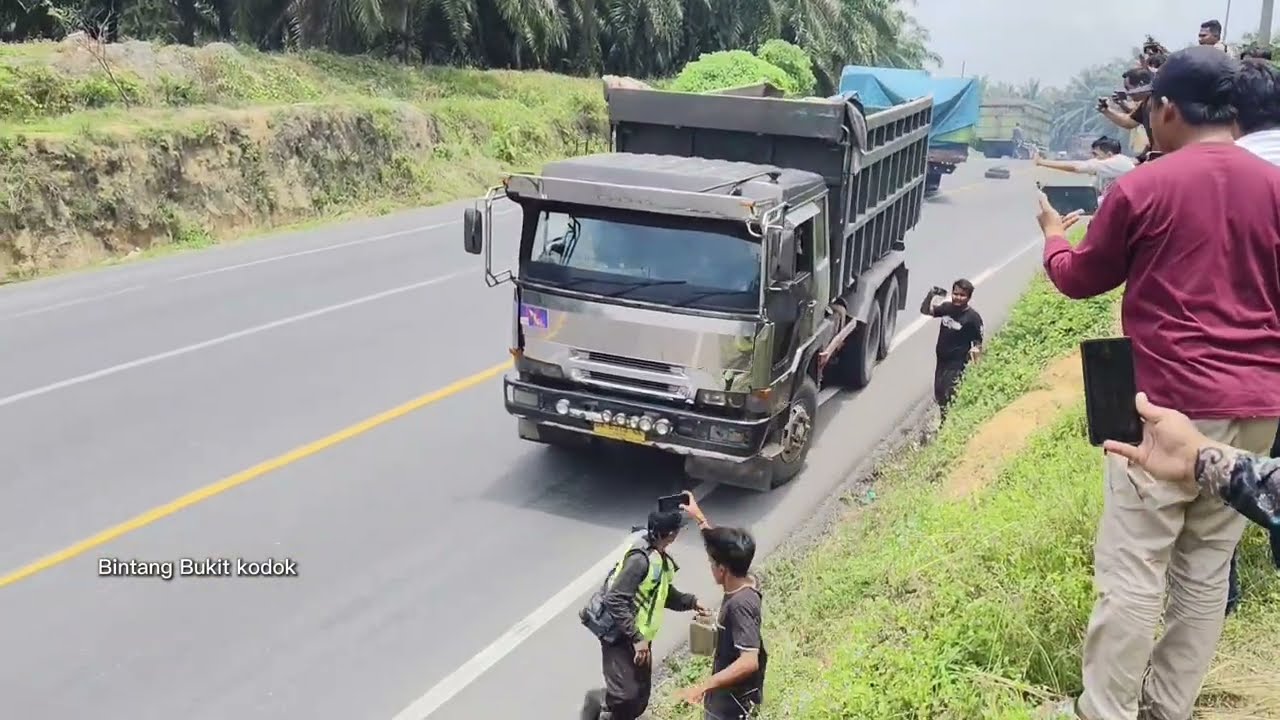 Truck Nyaris Terbakar!!Truk Fuso tak Kuat Langsung Di Bantu Sorong Sopir Truk Baik Hati Mau Membantu