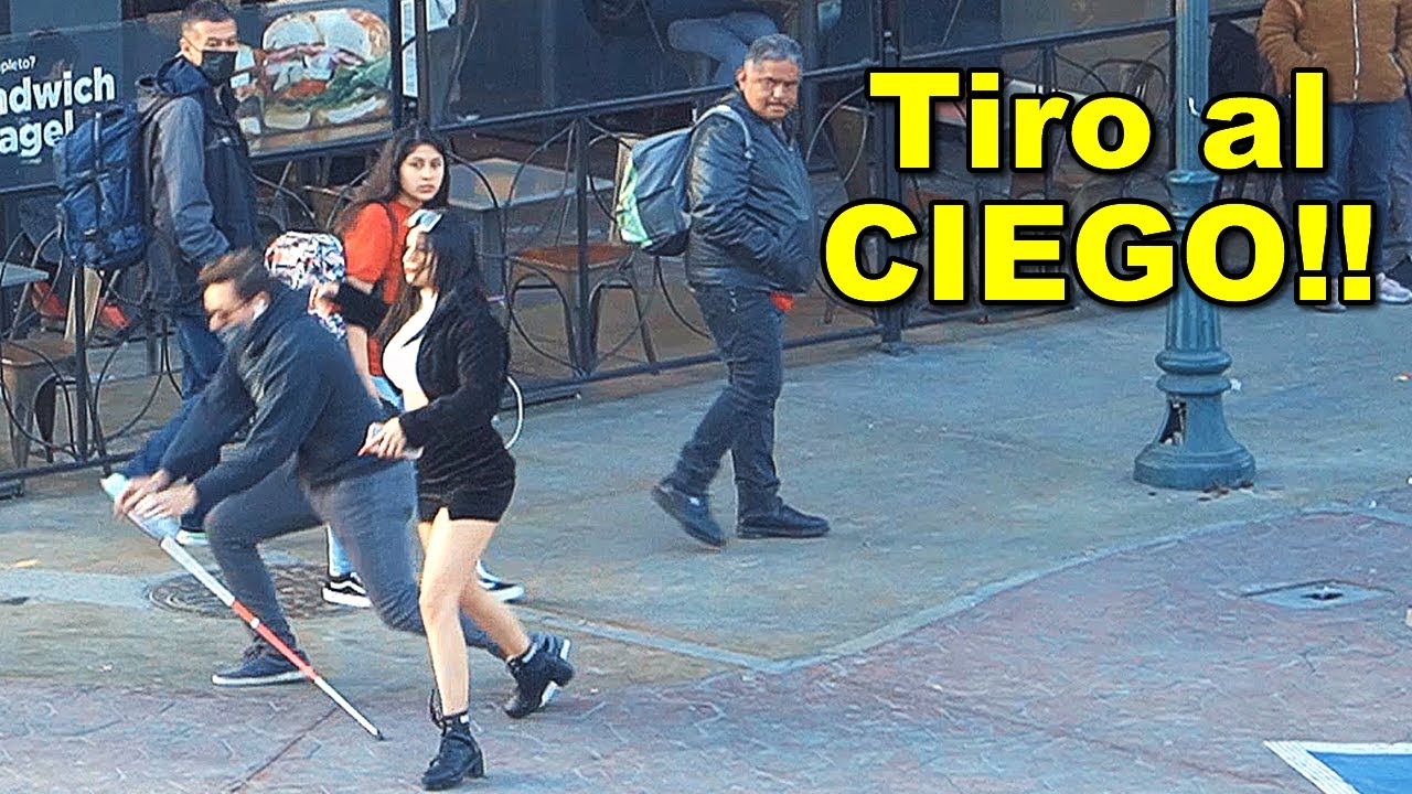 Empujando a un ciego en la calle | Experimento Social - Bufones.net