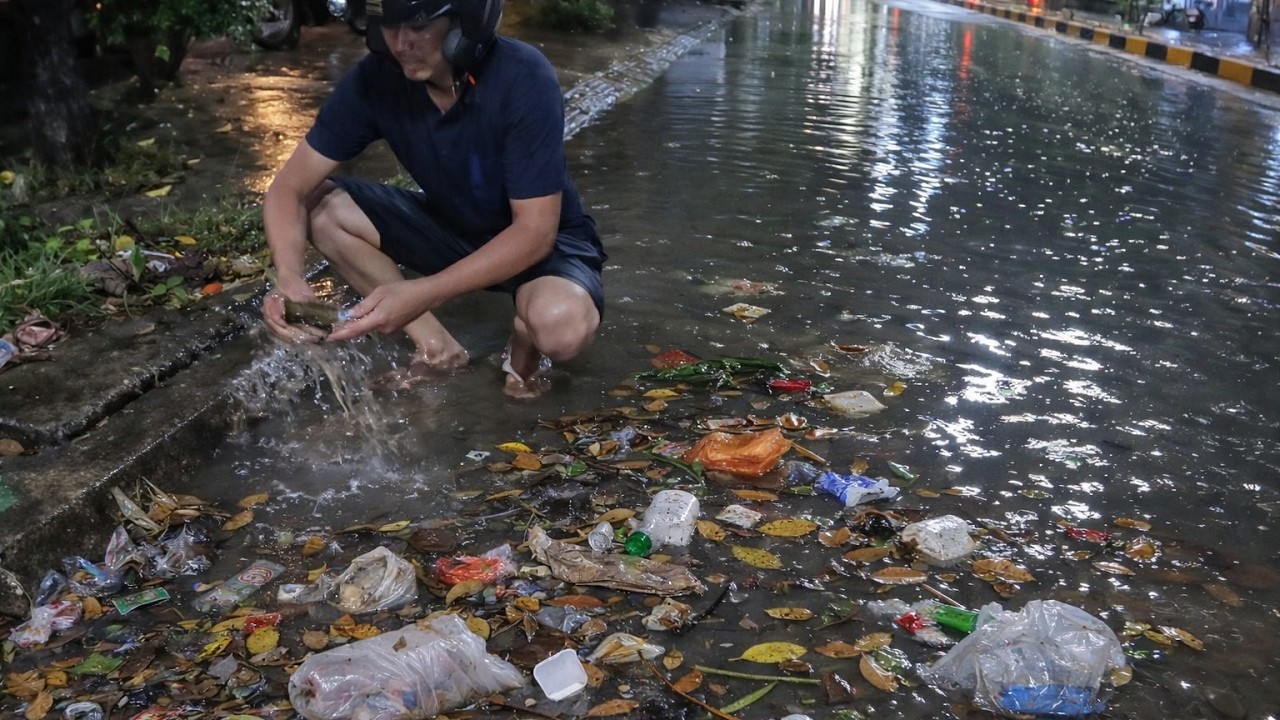 Night !!! Remove garbage clog drain culvert rain water