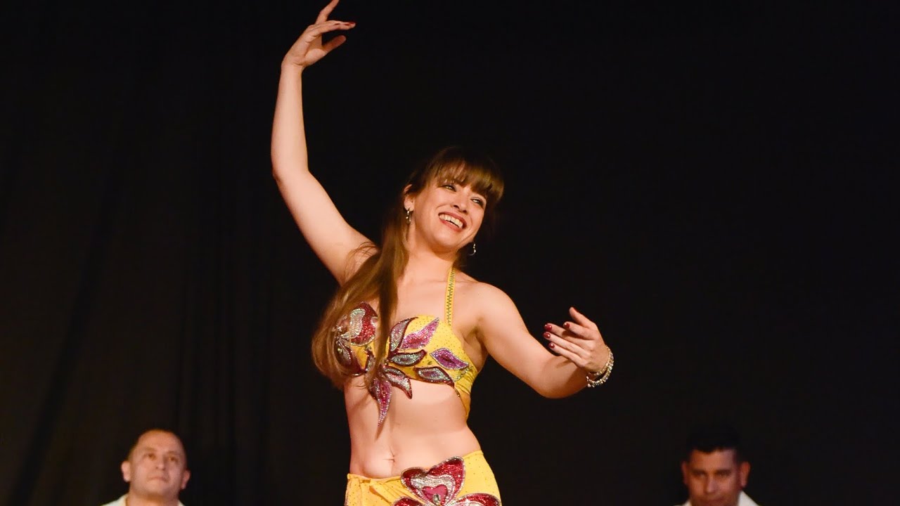 Faddah-Mariela Arnao junto a la orquesta Oriental Style