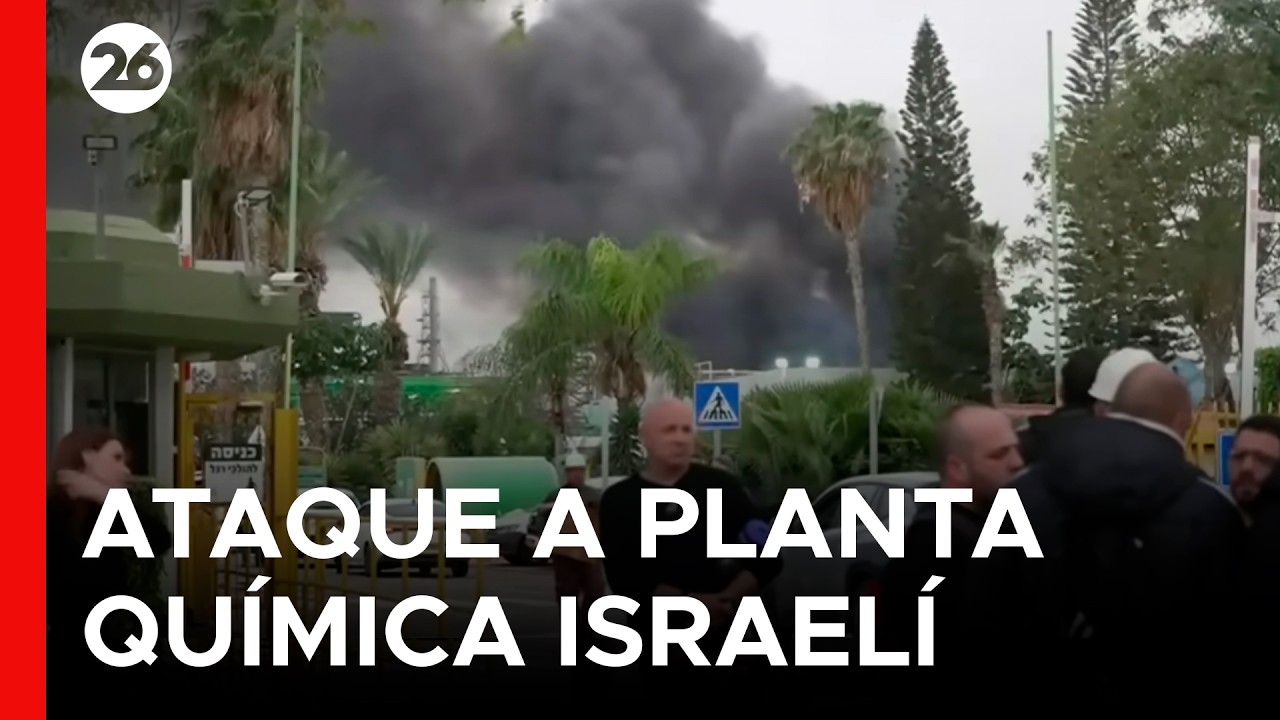 🚨 VIVO - ISRAEL | Misil iran&iacute; desata un incendio t&oacute;xico en ciudad israel&iacute;