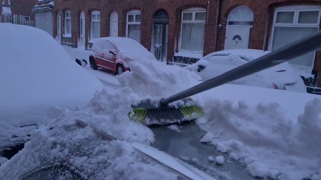 heavy snow in Oldham England 🇬🇧 UK