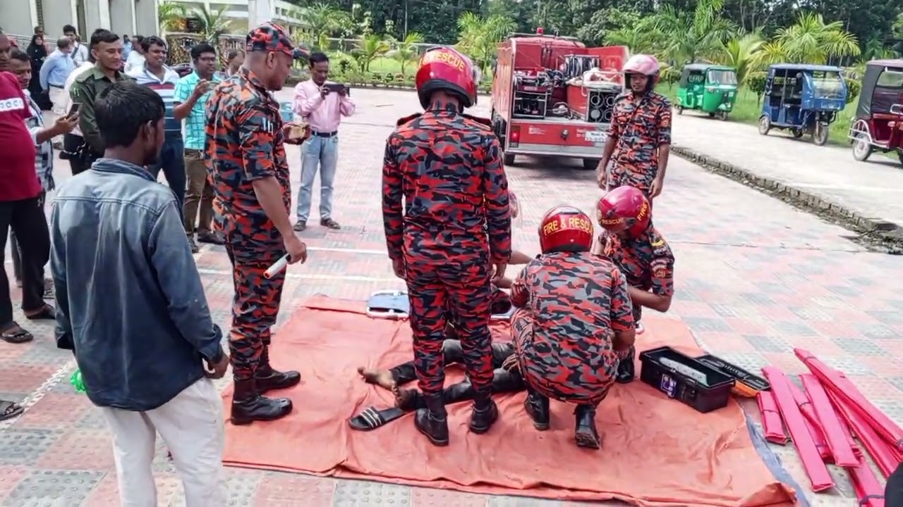 ফায়ার সার্ভিস সিভিল ডিফেন্স এর একটি মহড়া।