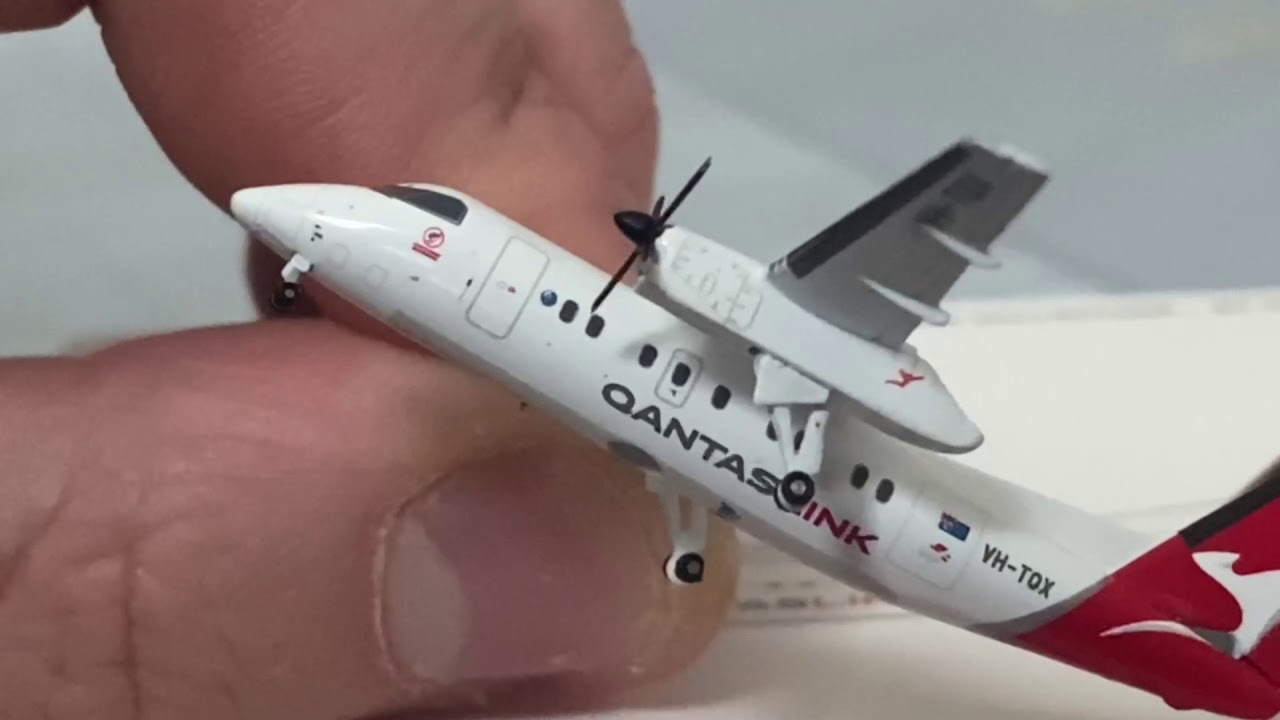 GEMINIJETS Qantas Bombardier Q200 - Model unboxing and Overview - 1:400 Scale