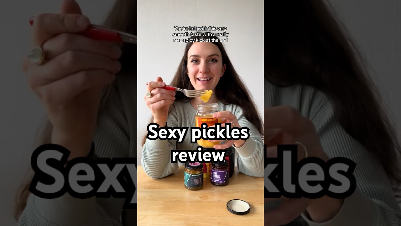 Маринованное манго, чеснок и ананас! Найдены на сырном рынке в Чизуике. #лондон #соленья #лондонс...