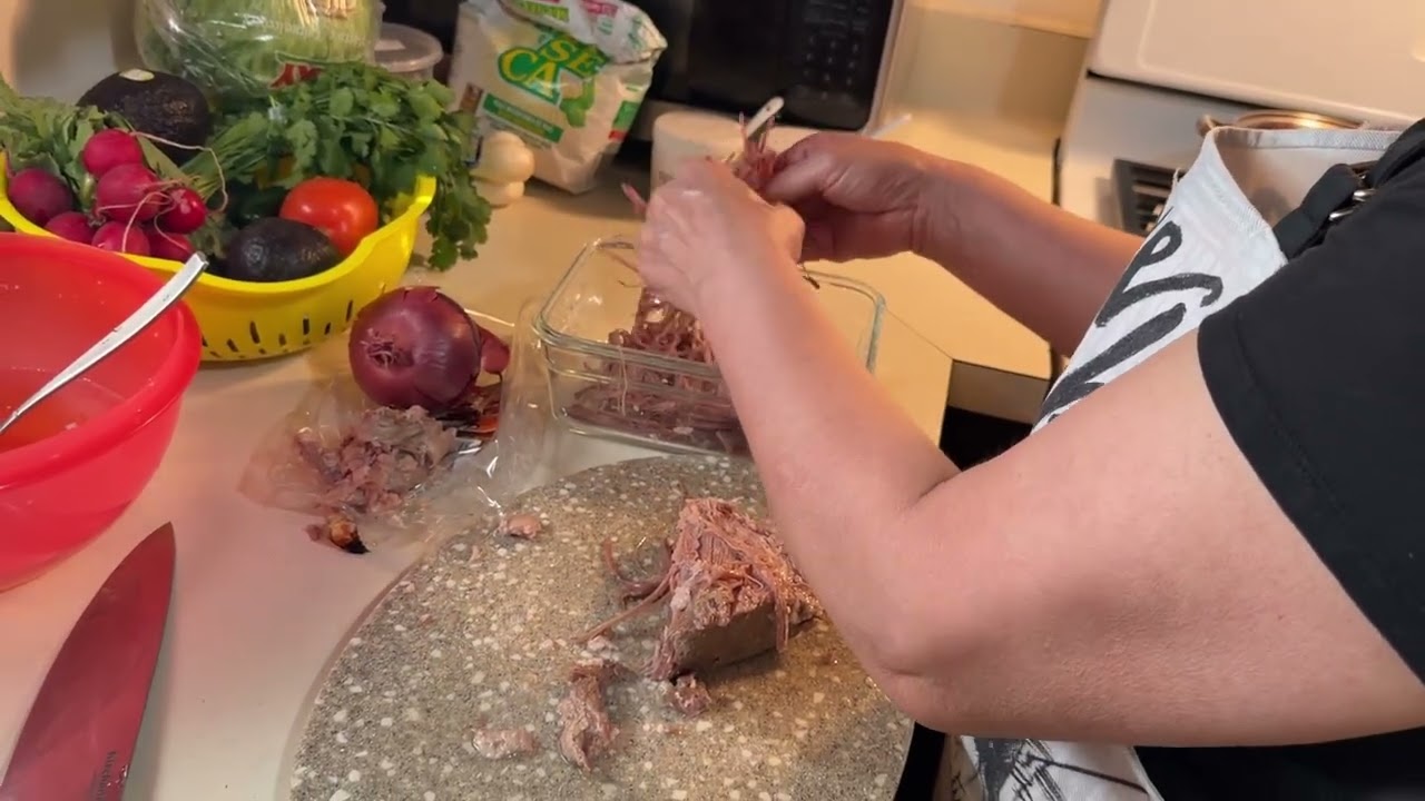 Haciendo Unos Sopes Enchilados Y Tostadas De Res
