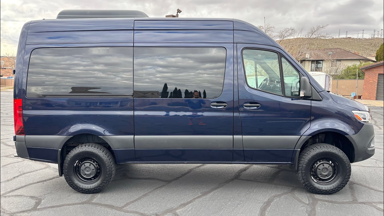 Купите полноприводный Mercedes Sprinter 144 2023 года выпуска.