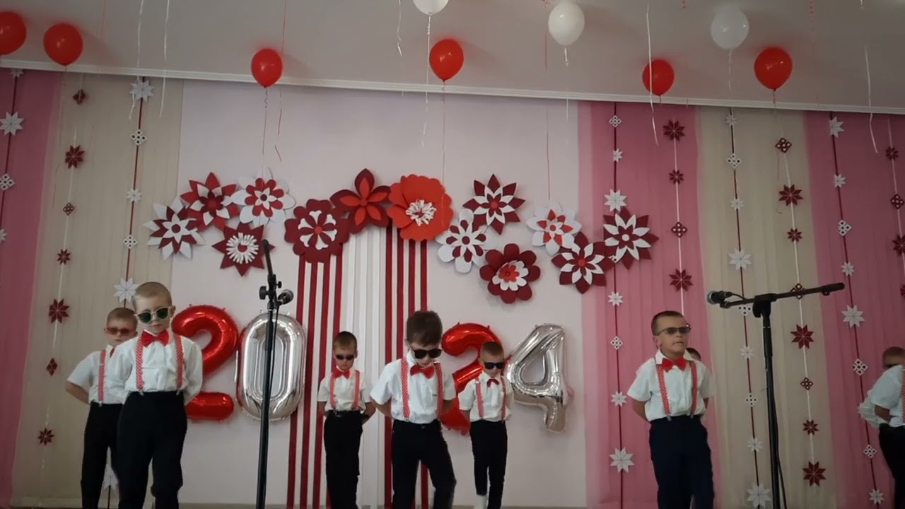 танець хлопців на випускному 2024