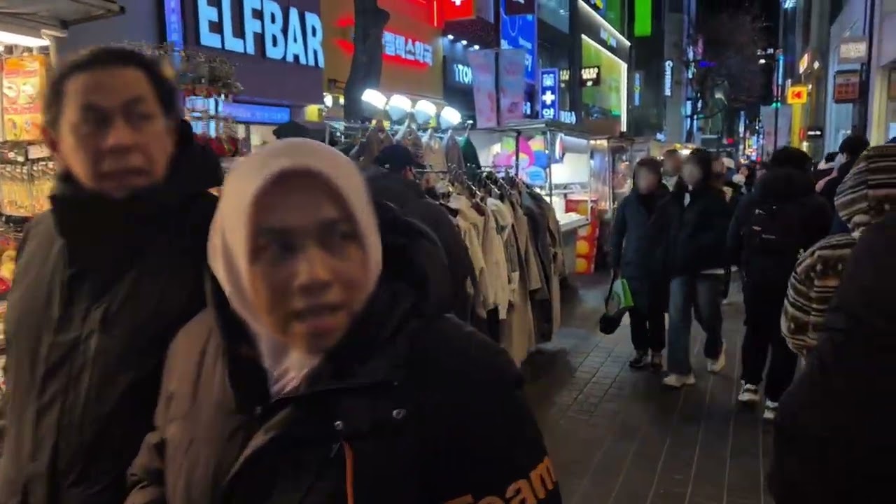 주말 밤 명동 거리, 지금 분위기 / Myeongdong Streets on a Saturday Night