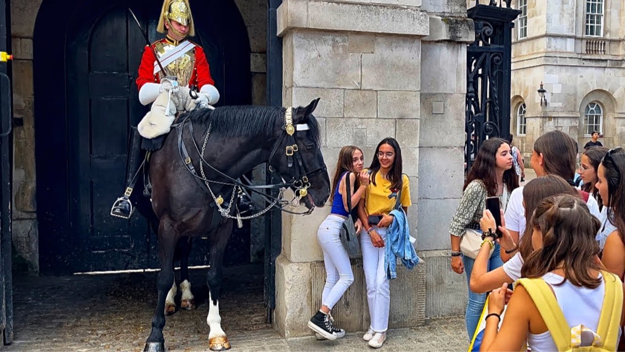 Watch This Guy Shock Tourists With His Hilarious Prank 😝