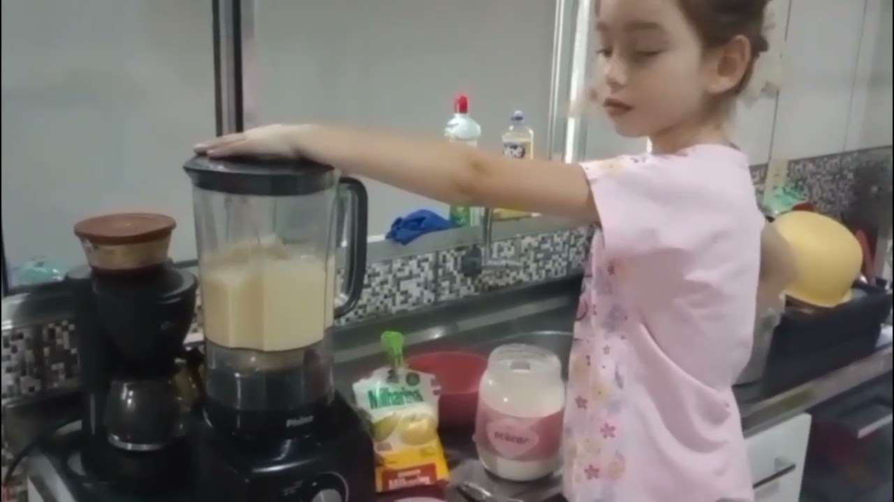 Antonella fazendo seu primeiro bolo de milho💛🌽