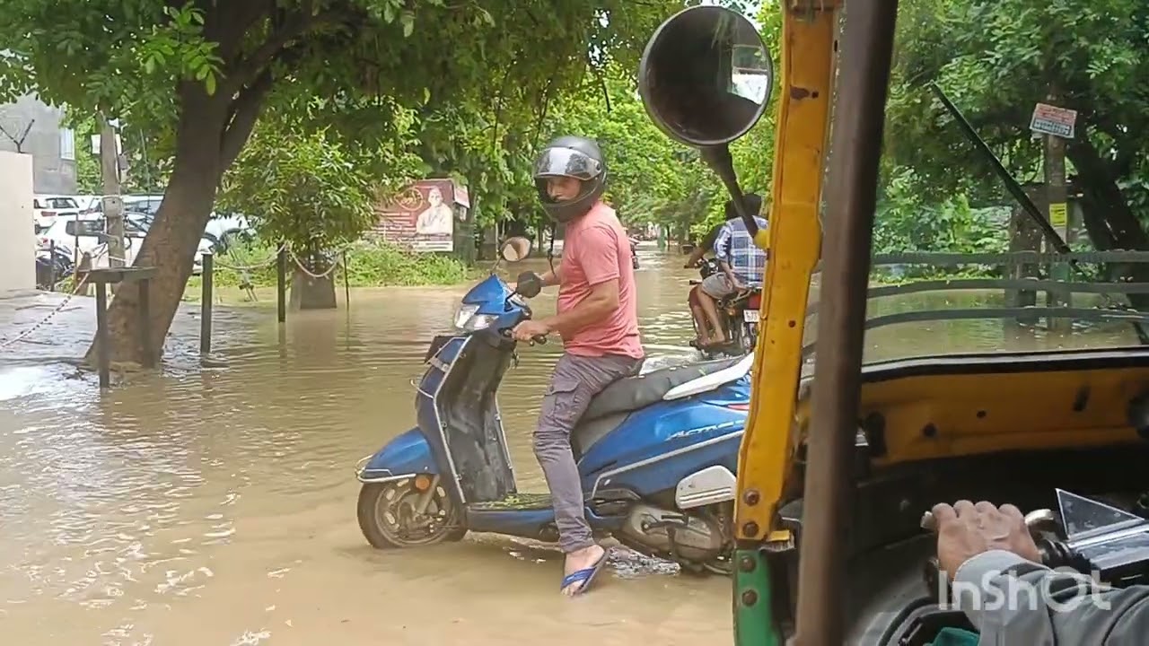 barish ke pani se rasta duba....