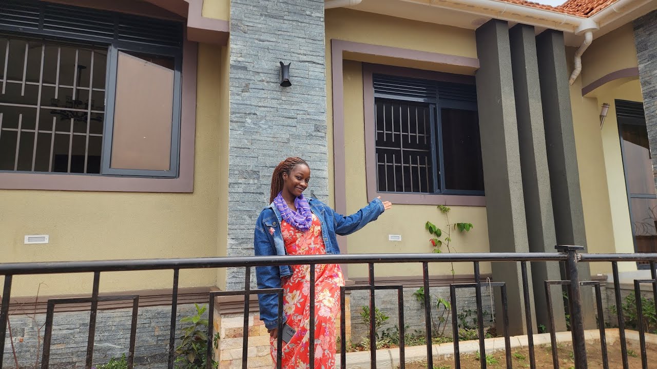 TOURING THE 4 BEDROOMS HOUSE IN AKRIGHT ESTATE BWEBAJJA KAMPALA UGANDA 🇺🇬.